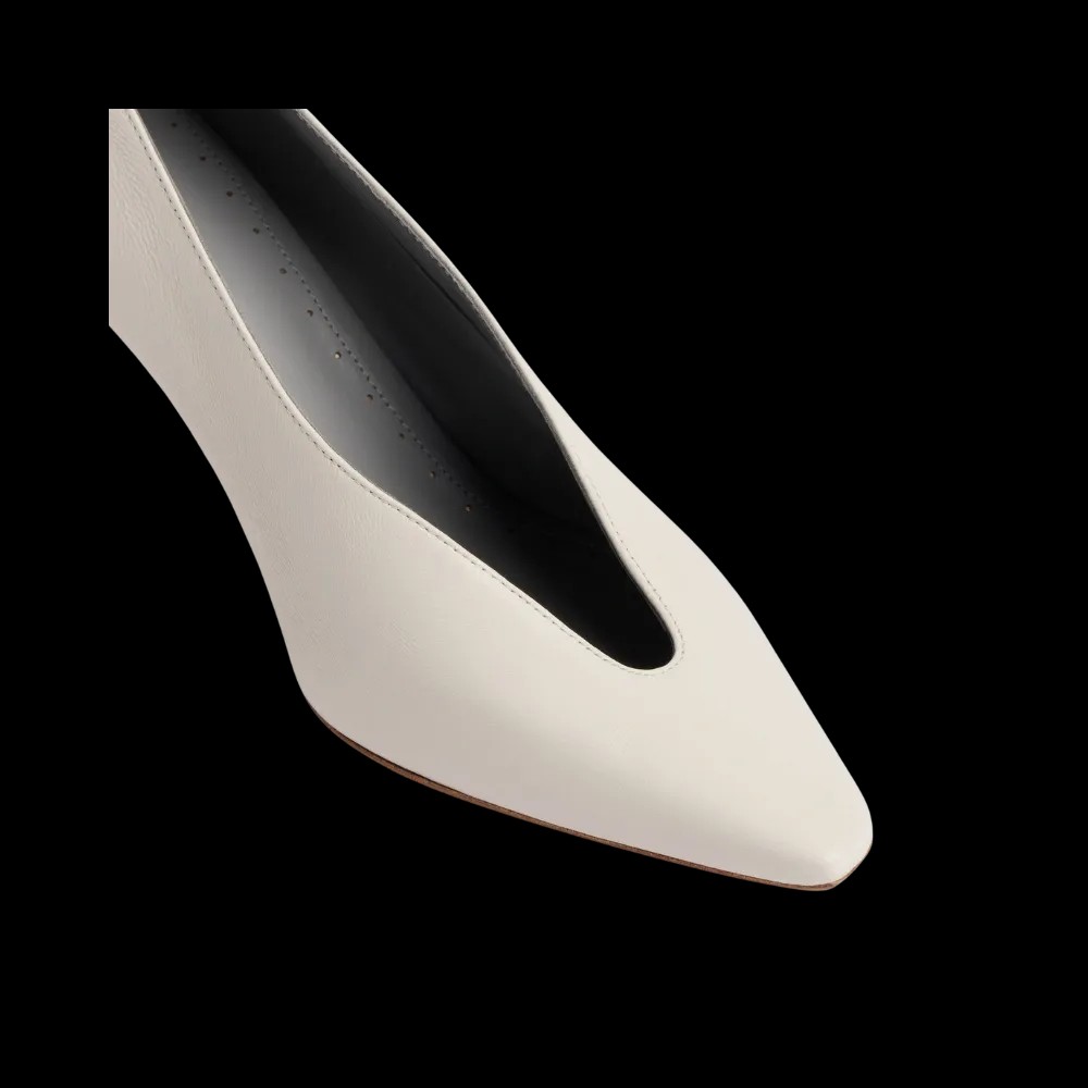 Balenciaga Duchesse Pump In White Snow - HypeFly India View 2