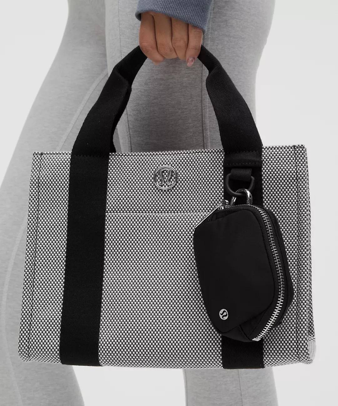 Lululemon Everywhere Belt Bag Nano Black - HypeFly India View 2