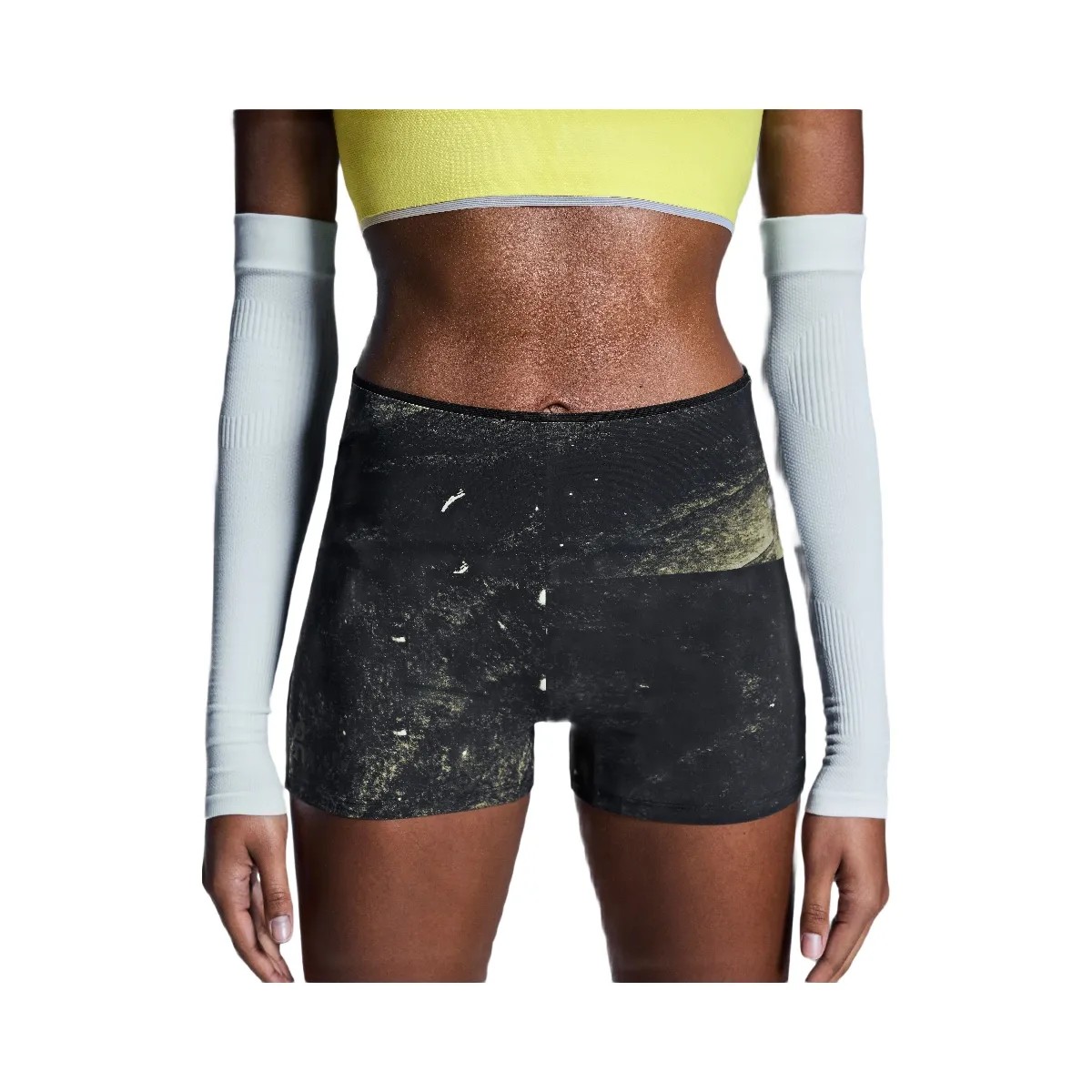 On Race Tights Short Black | Limelight  - HypeFly India View 4