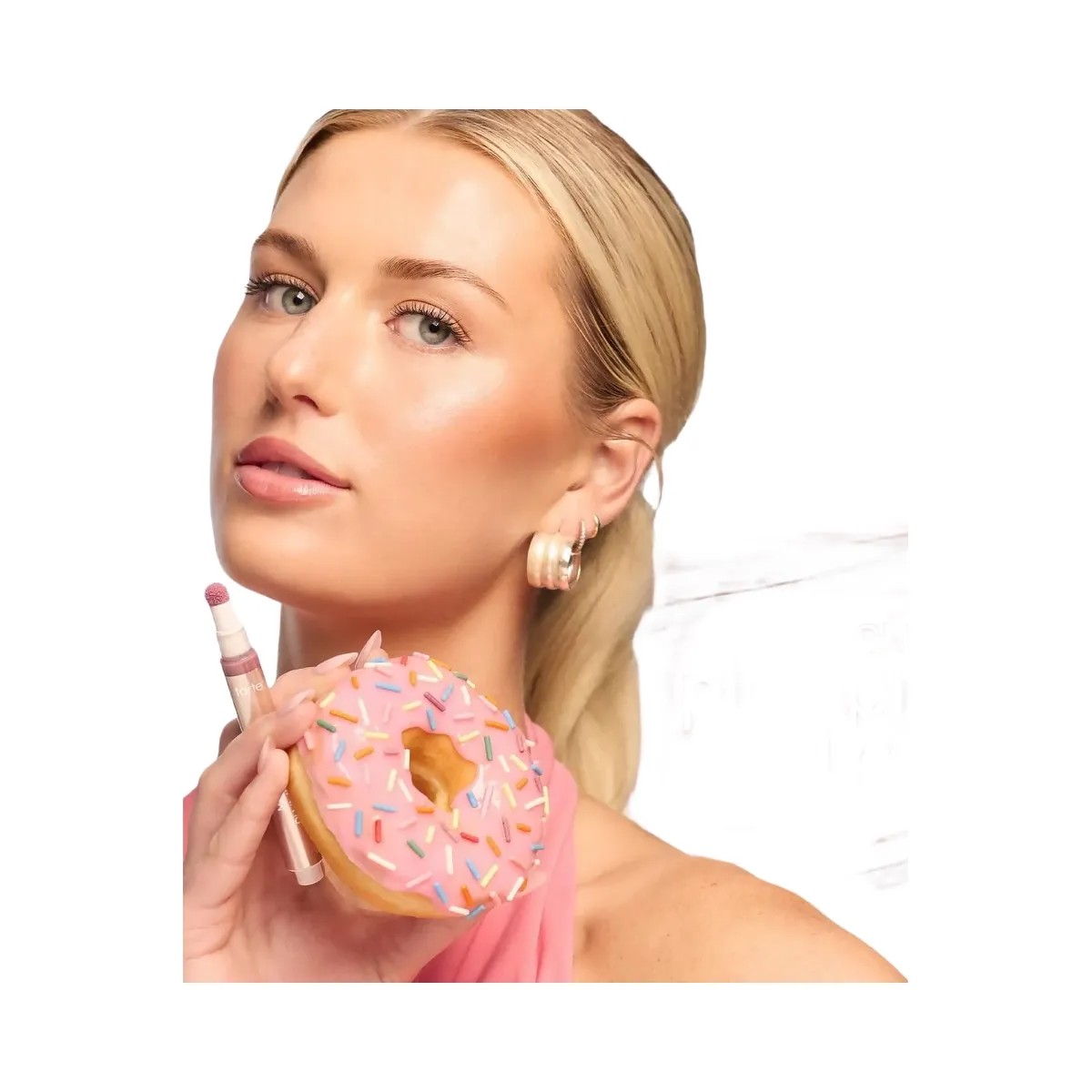 Tarte tarte x Dunkin' Vanilla Icing Maracuja Juicy Plumping Lip Oil - HypeFly India View 4