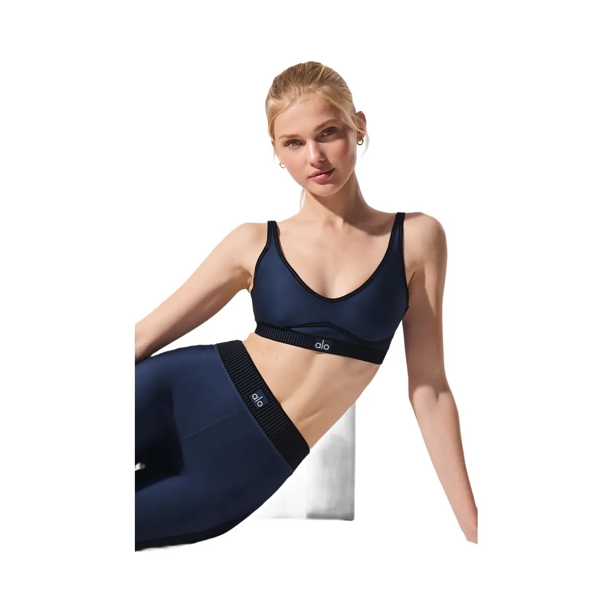 Alo Women's Airlift Line Up Bra - Navy - HypeFly India View 4