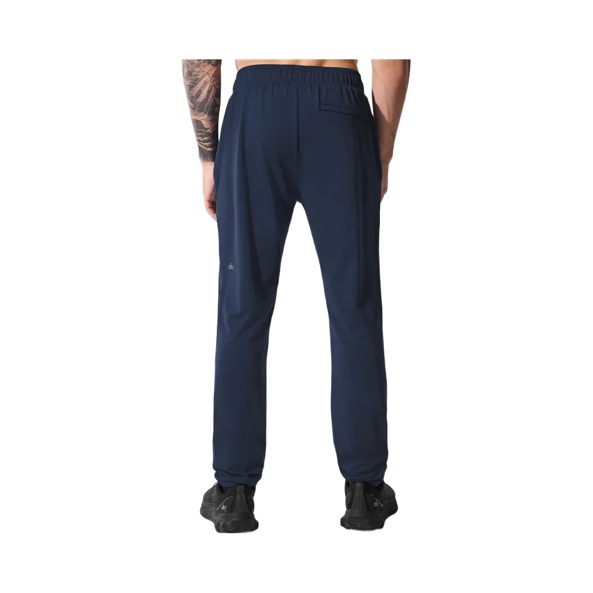 Alo Men's Conquer Pulse Pant - Navy - HypeFly India View 3