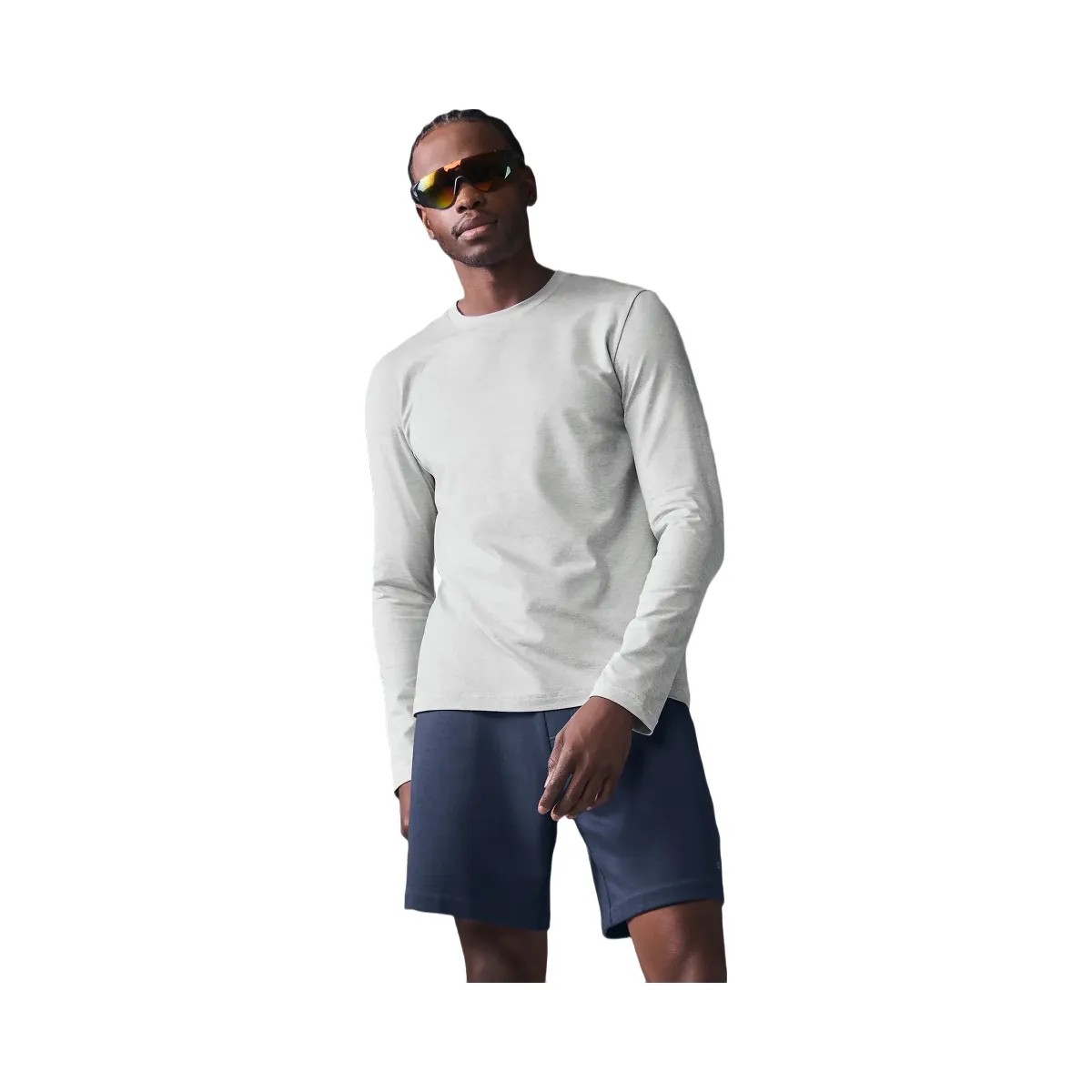 Alo Men's Conquer Reform Crewneck Long Sleeve - Athletic Heather Grey - HypeFly India View 3
