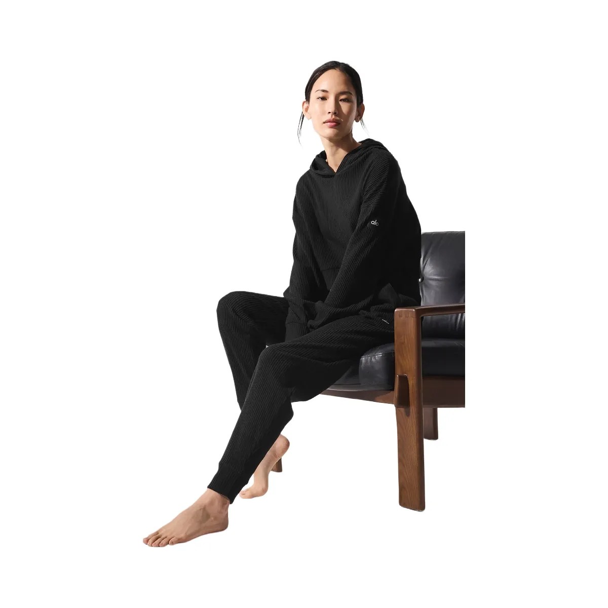 Alo Women's Muse Sweatpant - Black - HypeFly India View 4