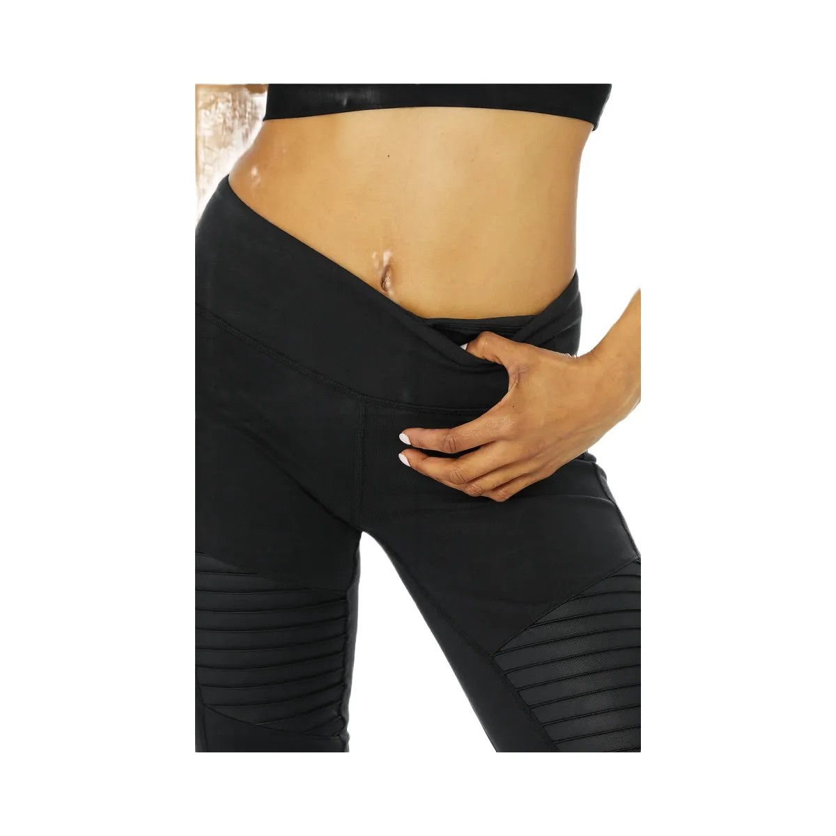 Alo Women's Moto Legging - Black/Black Glossy - HypeFly India View 4