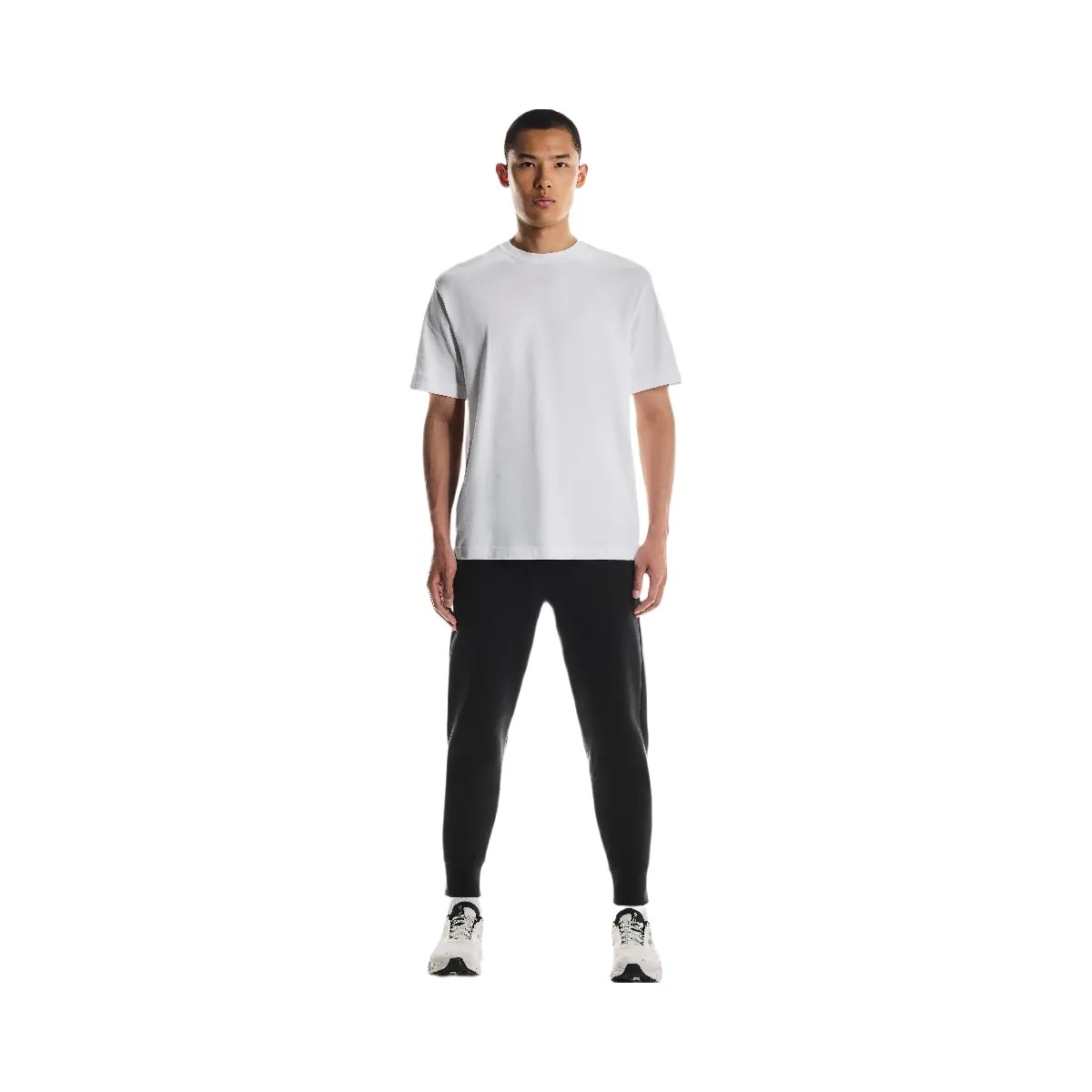 On Focus Tech Sweatpants Black - HypeFly India View 2