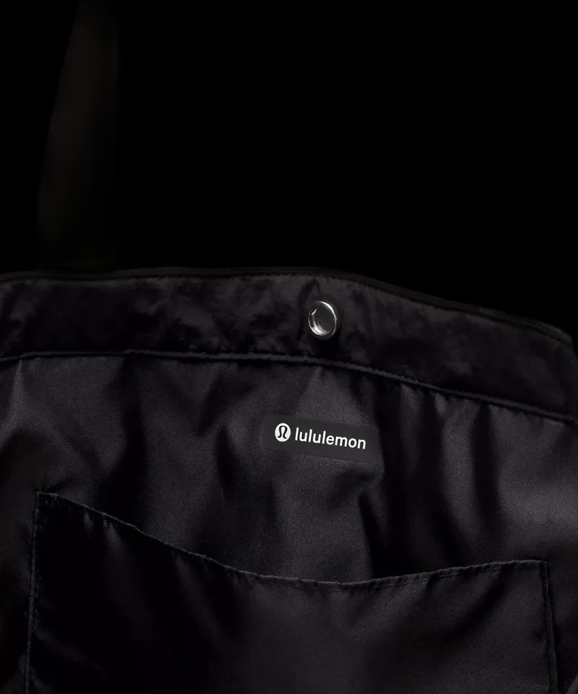 Lululemon Daily Multi-Pocket Tote Bag 20L Black - HypeFly India View 2