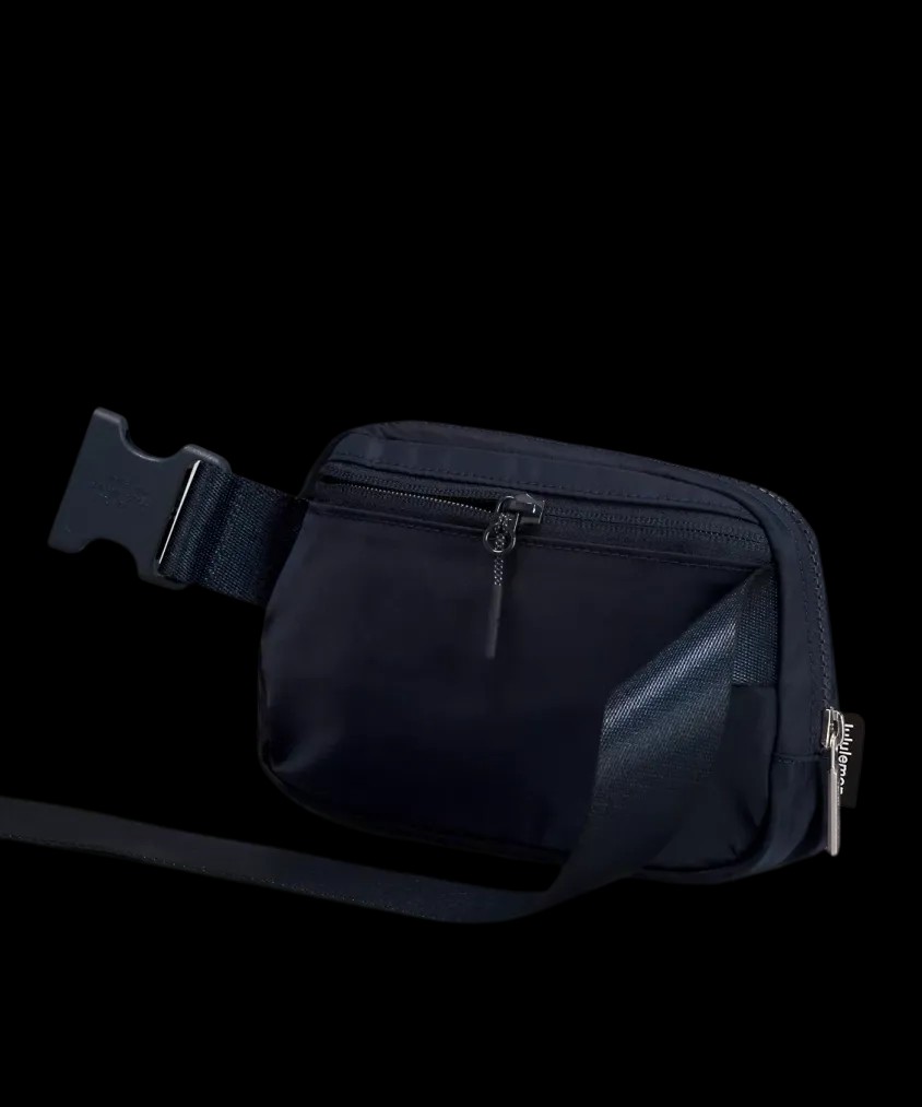 Lululemon Everywhere Belt Bag 1L True Navy - HypeFly India View 2