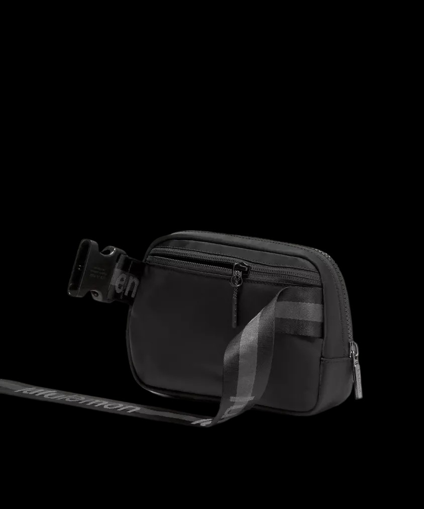 Lululemon Everywhere Belt Bag 1L Wordmark Black/Graphite Grey/Solar Grey - HypeFly India View 2