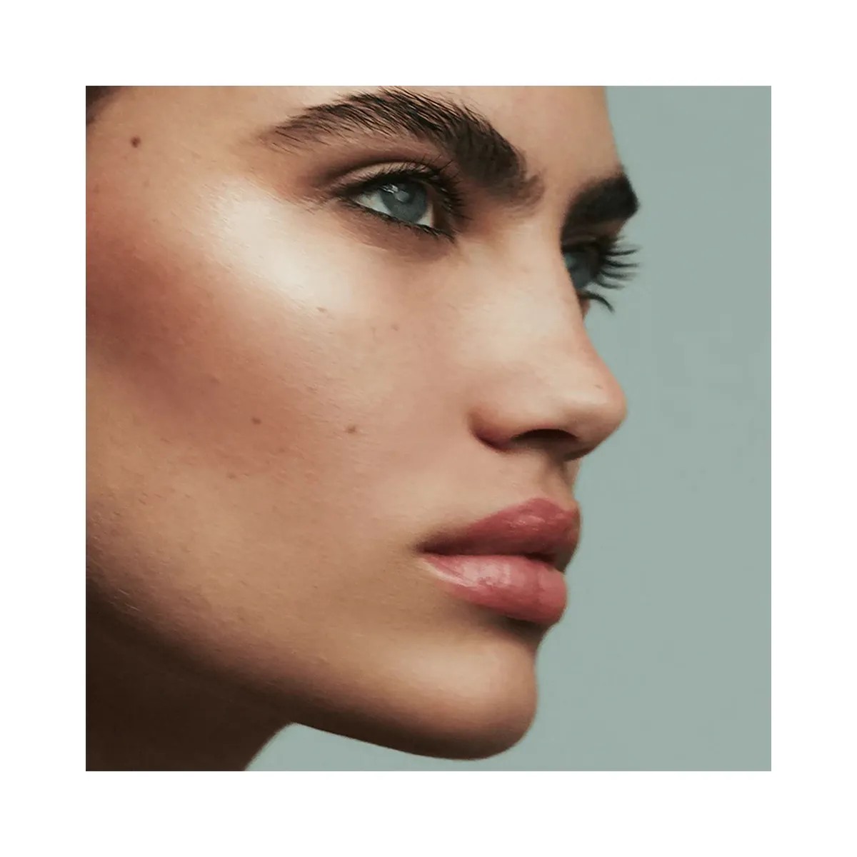 Victoria Beckham Reflect Highlighter Stick - HypeFly India View 4