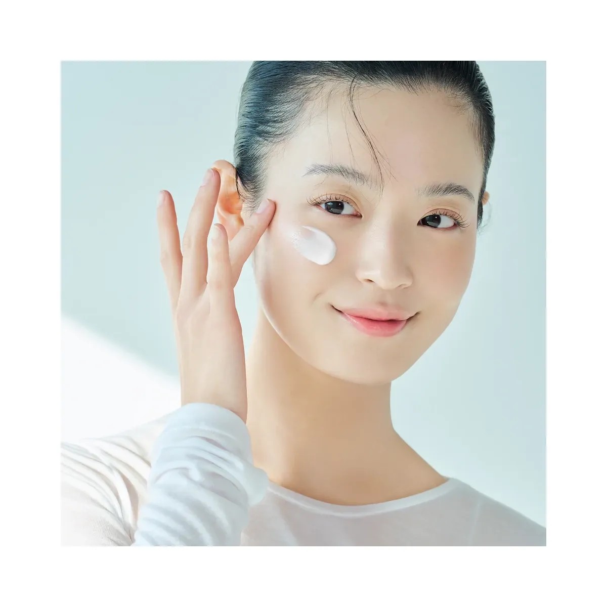 SKIN1004 Madagascar Centella Hyalu-Cica Water-Fit Sun Serum UV SPF50 - HypeFly India View 5