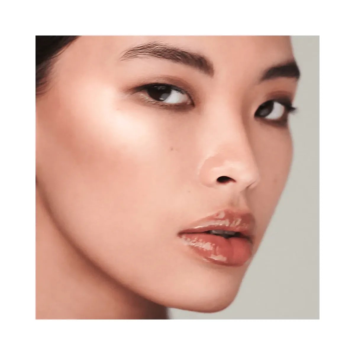 Victoria Beckham Reflect Highlighter Stick - HypeFly India View 5